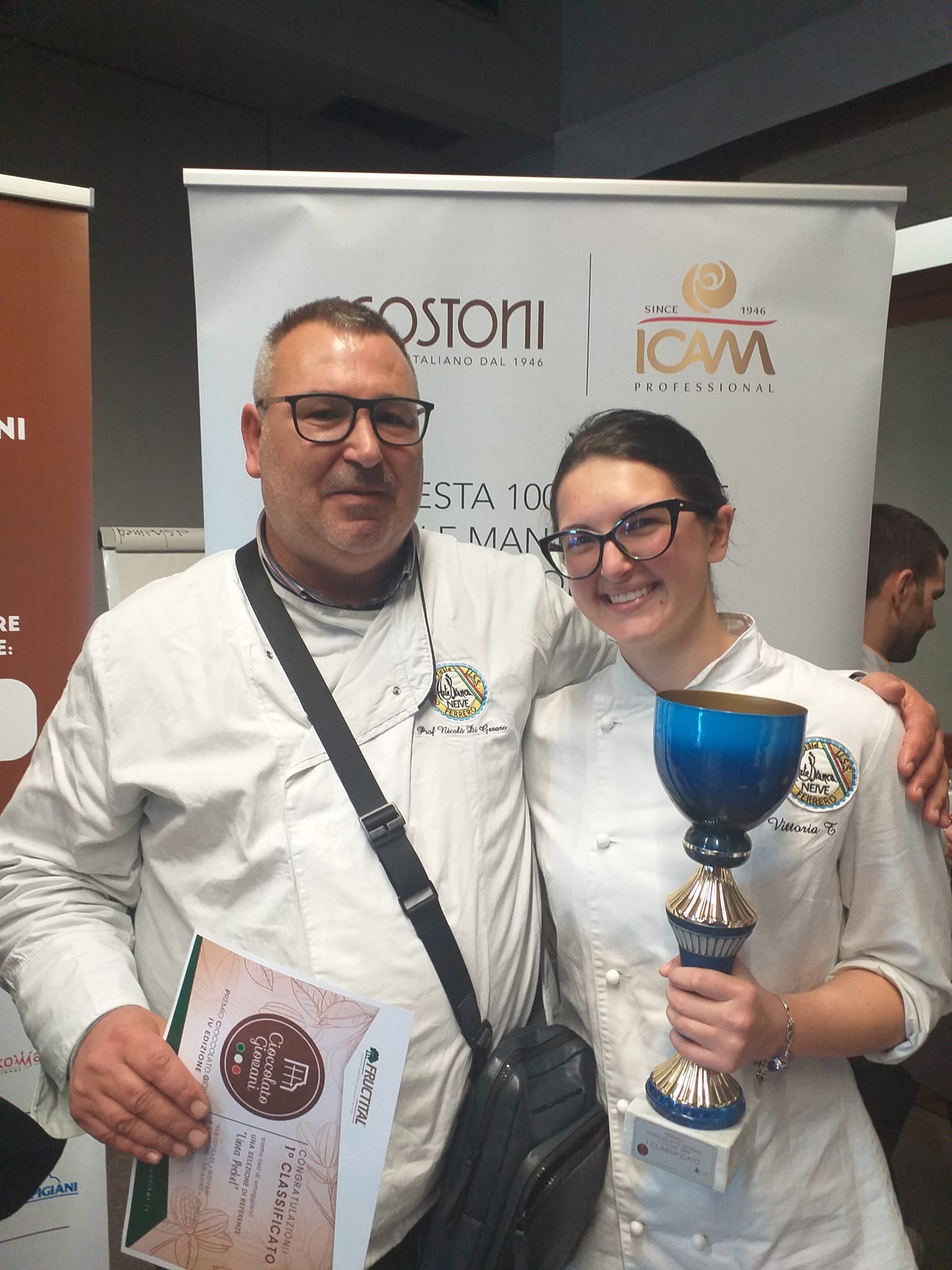 Vittoria Tibaldi con la coppa del Premio Cioccolato Giovani insieme al suo professore