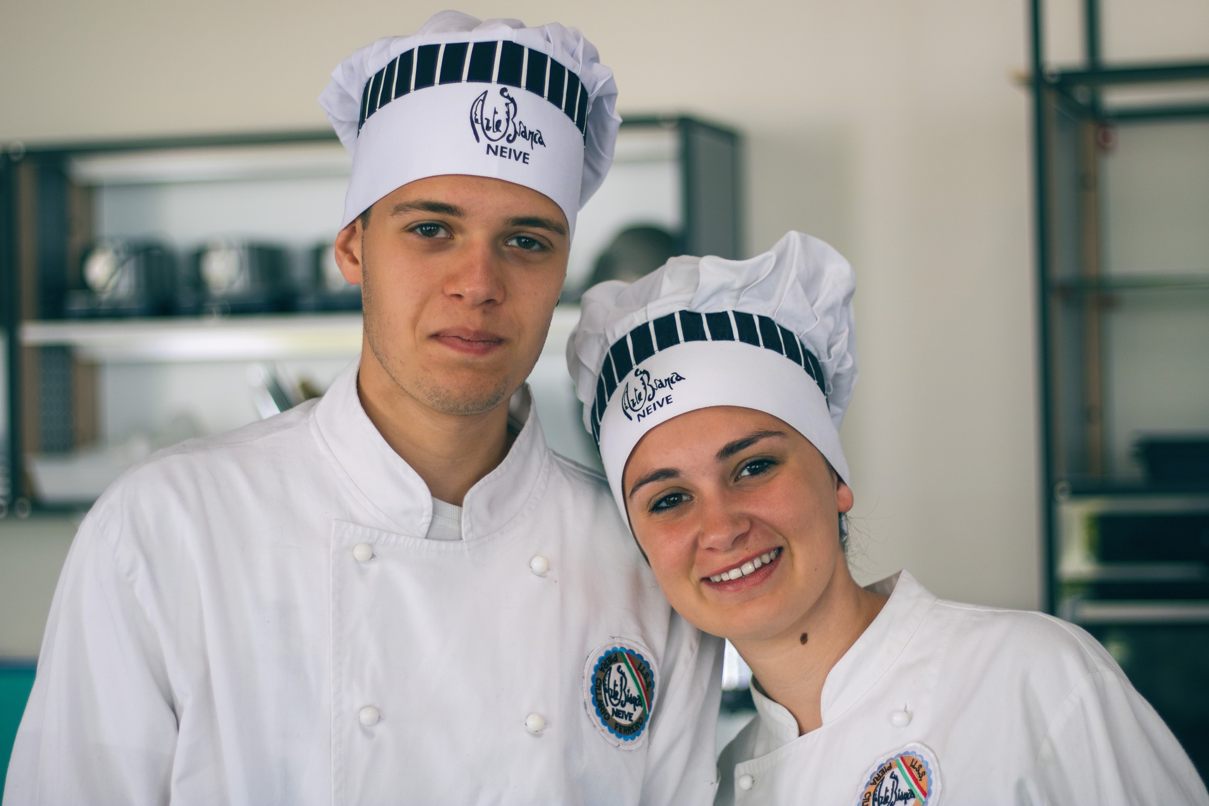 Due studenti dell'Arte Bianca in divisa da pasticcere