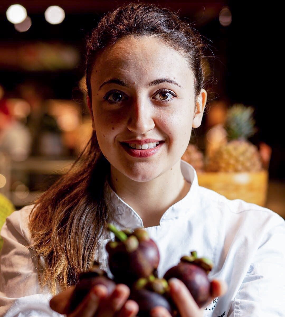 Un'ex allieva sorridente con un vassoio di frutta