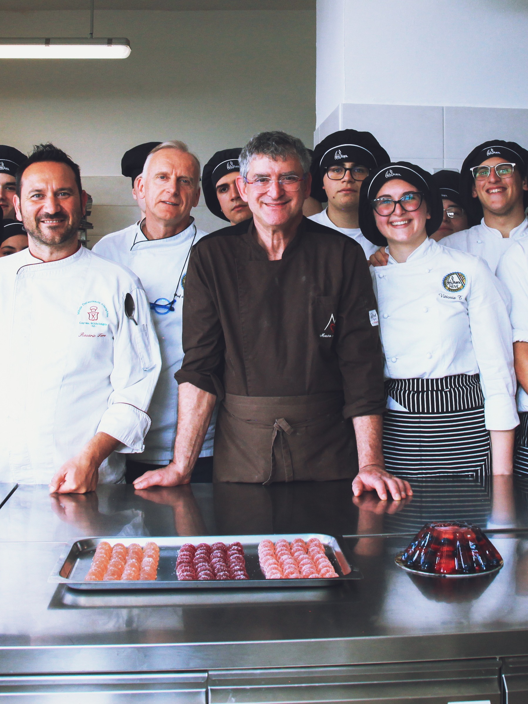 Mauro Morandin con gli studenti in laboratorio