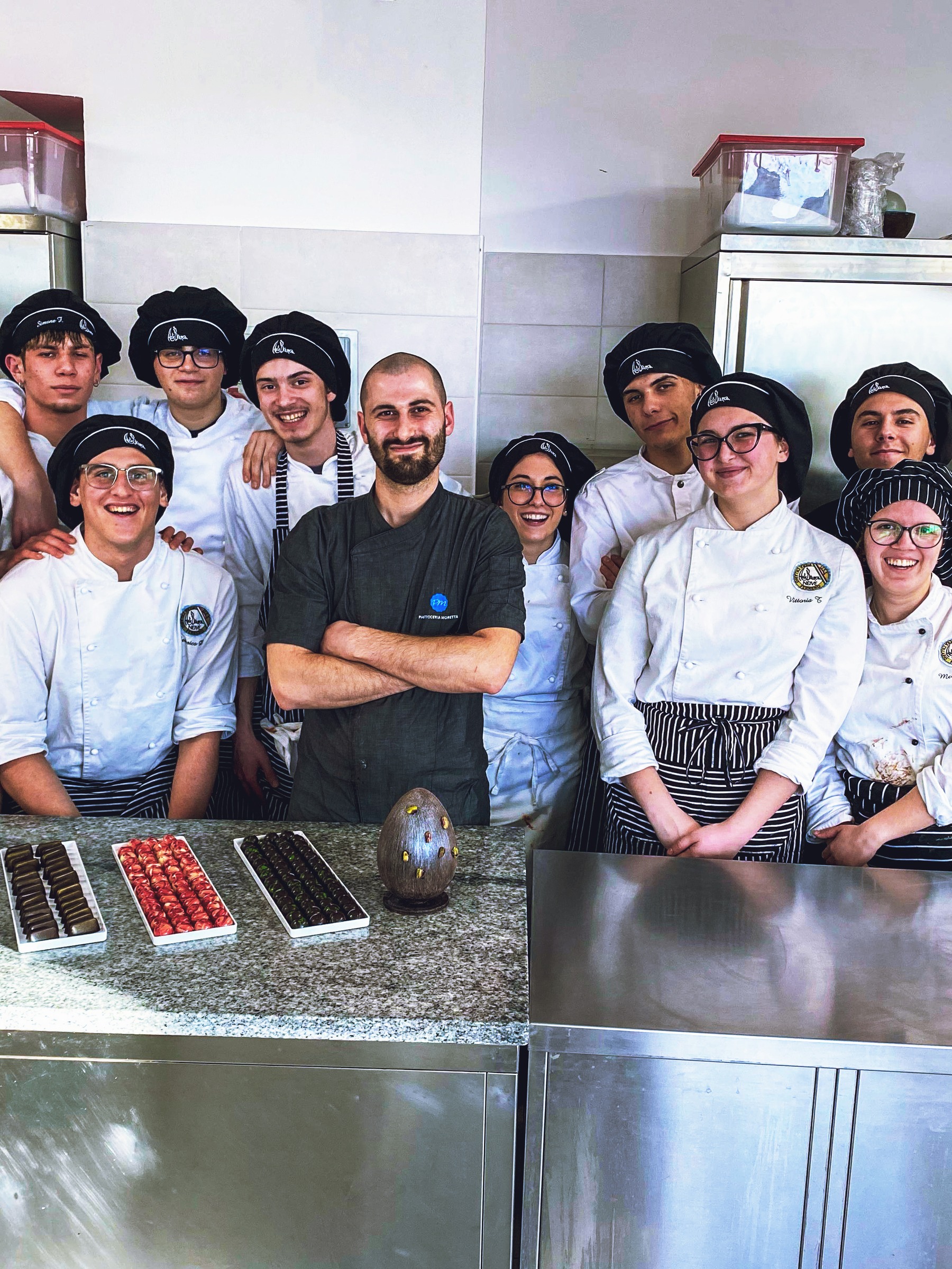 Giacomo Novelli con gli studenti in laboratorio