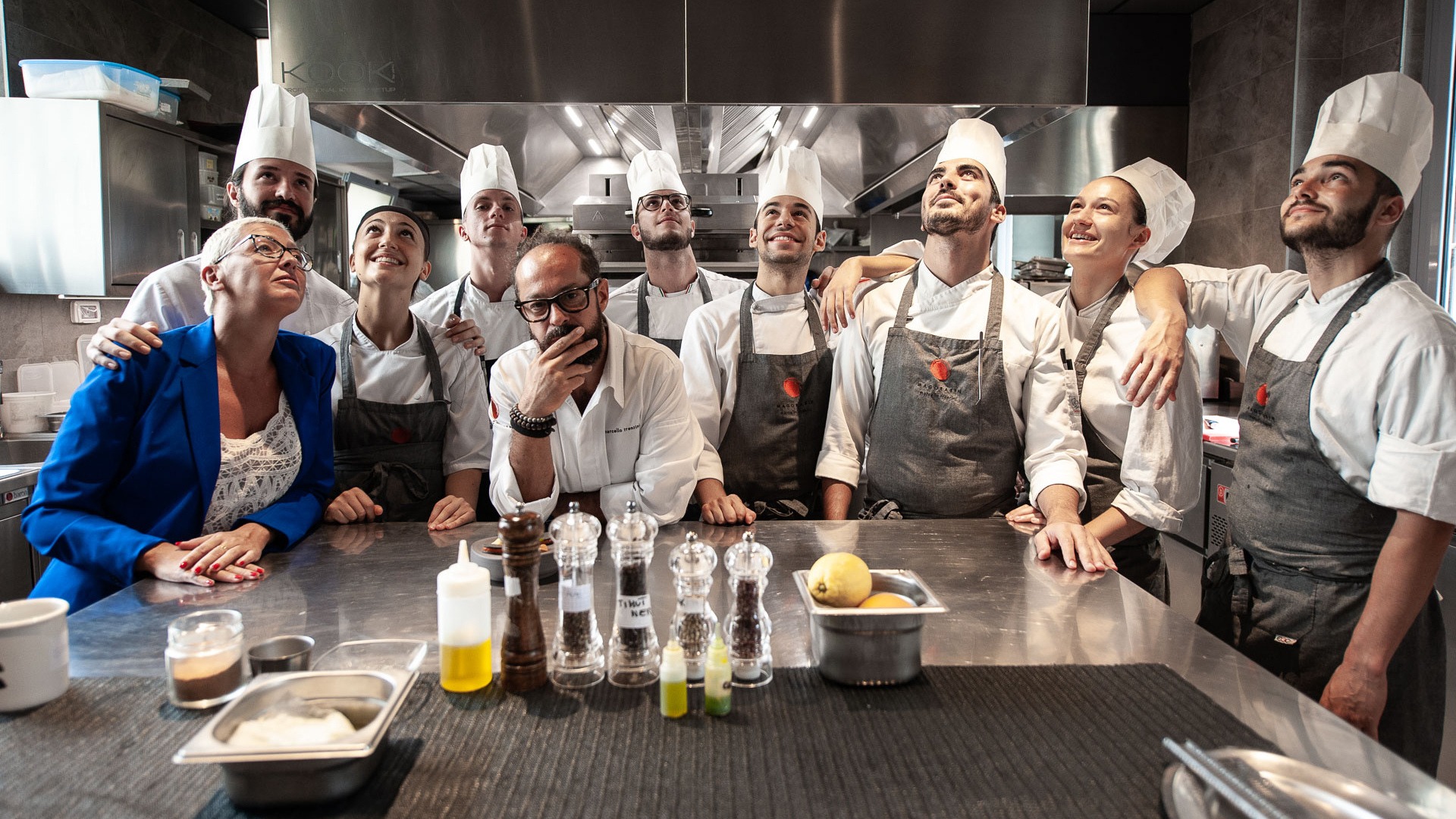 Una brigata di cuochi e pasticceri in cucina