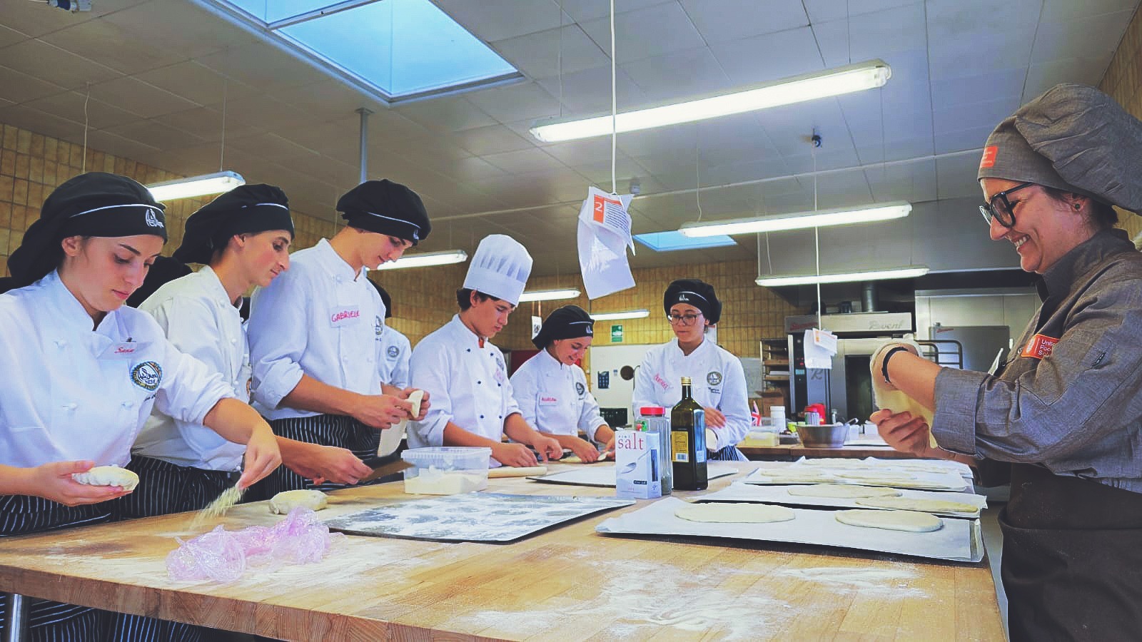 Studentesse in un laboratorio di pasticceria all'estero