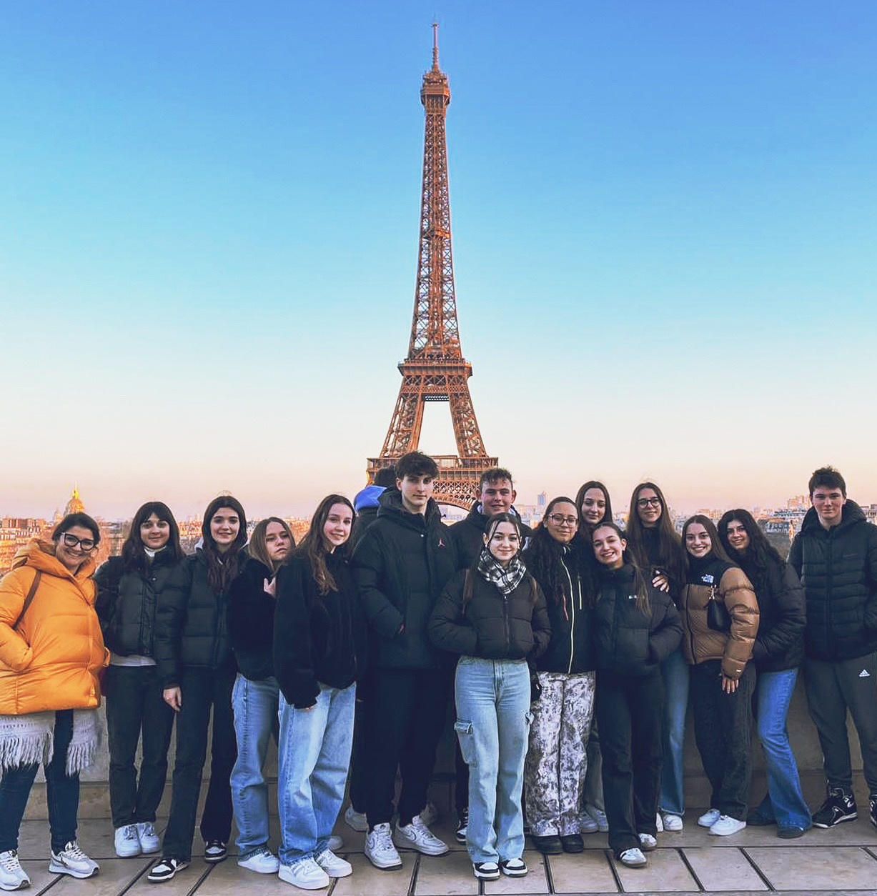 Un gruppo di studenti davanti alla Torre Eiffel