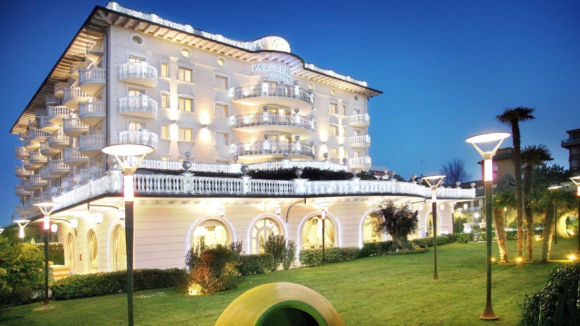 Un grande albergo con piscina