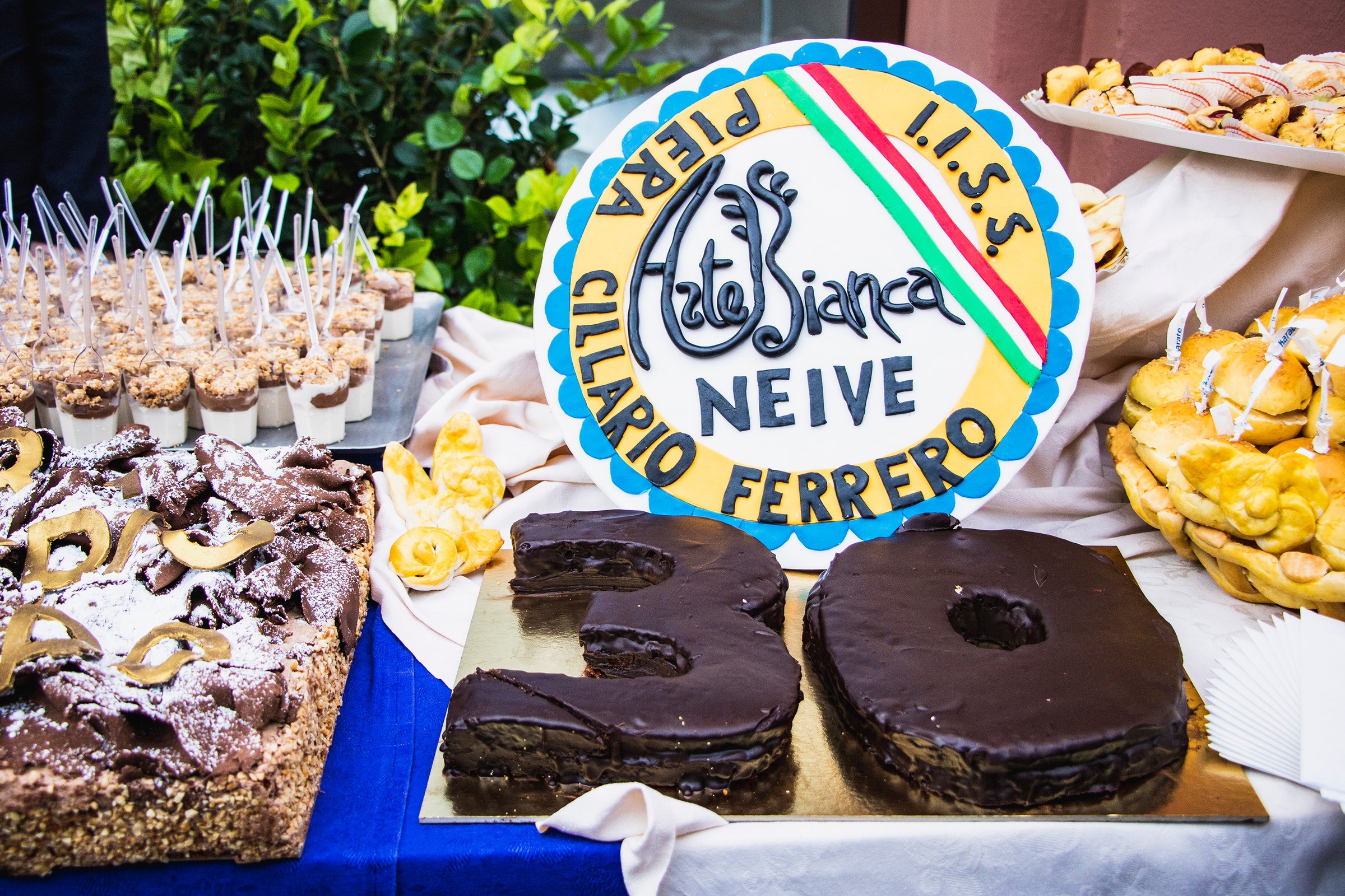 La torta del trentesimo anniversario con il logo della scuola